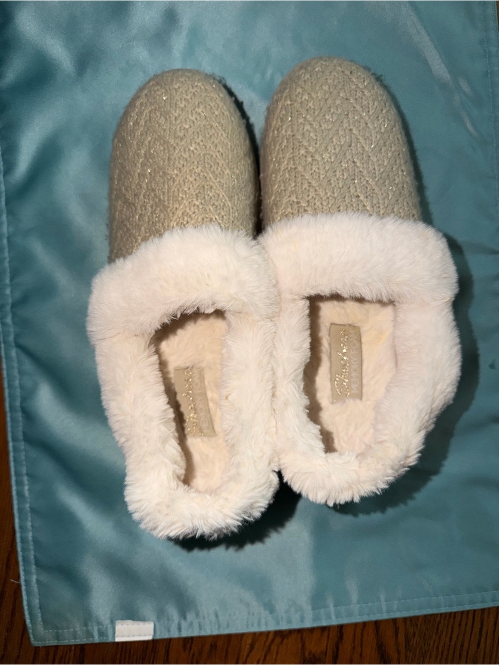 Skechers Faux-Fur Lined Women's Slippers in Beige with gold stitching 8.5